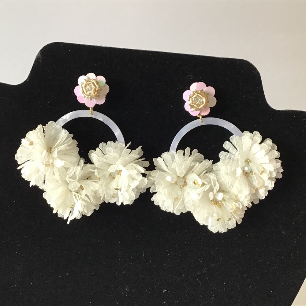 White flowers earrings - Picture 1 of 5